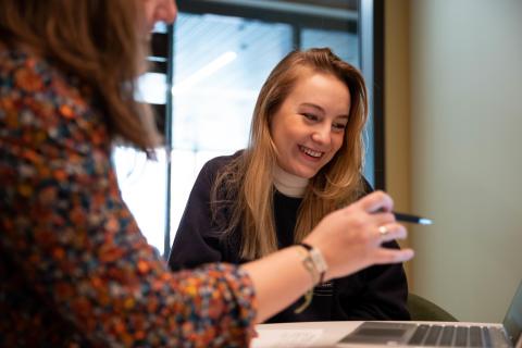 UO student meeting with an advisor