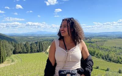 Student Isabelle de Klerk posing in front of a Tuscany landscape